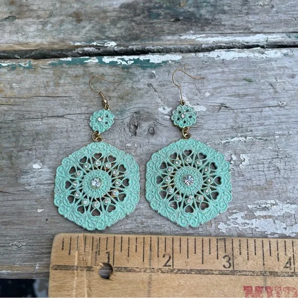 Turquoise green medallion earrings - Picture 5 of 13